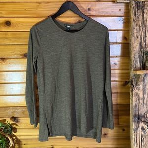 🚨Green long sleeve Roots tunic top